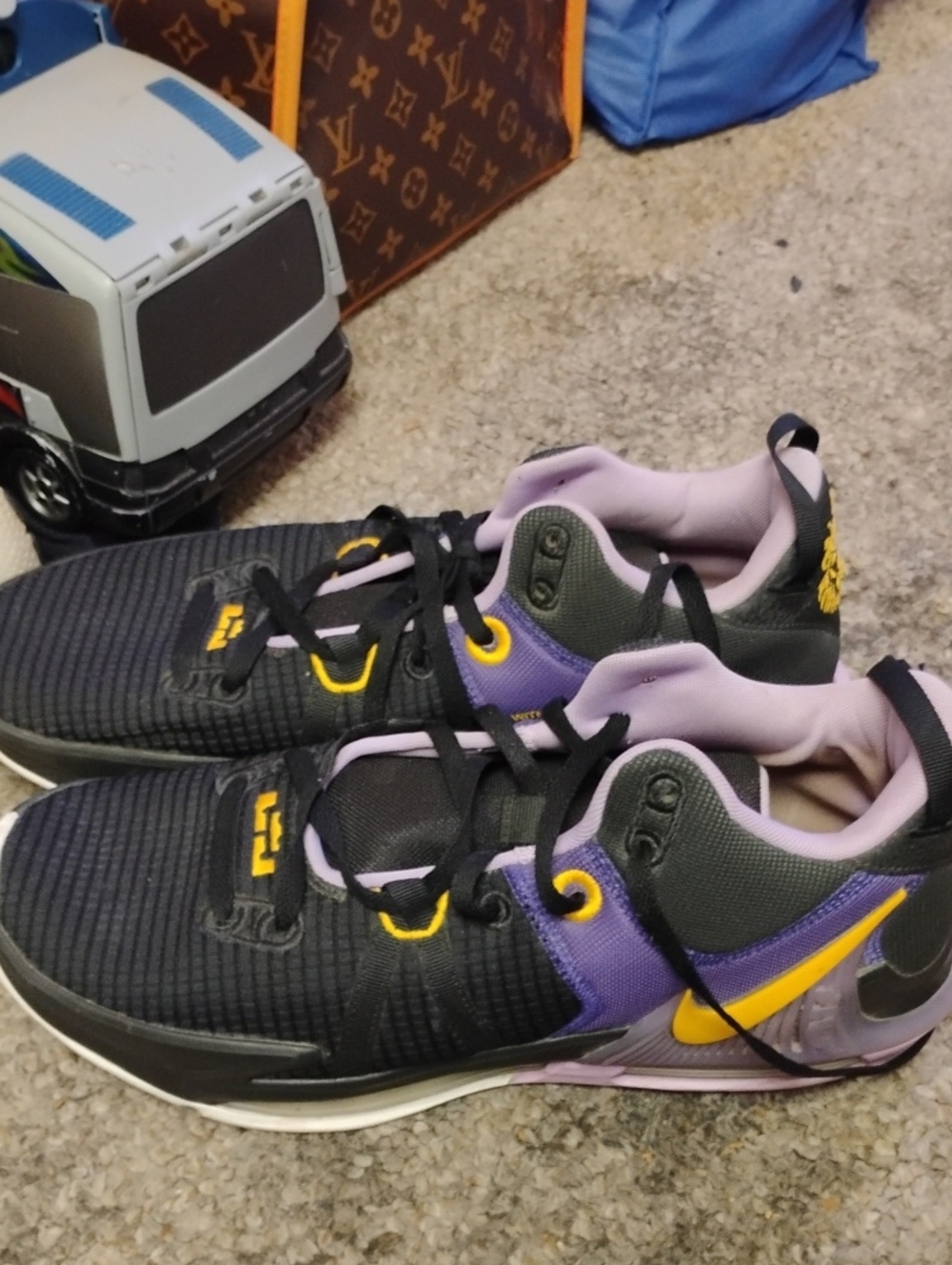 NIKE LEBRON WITNESS 7 BASKETBALL SHOE EXCELLENT CONDITION